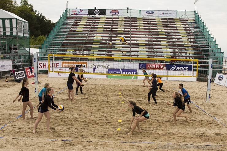Pludmales volejbola treniņi Jūrmala Masters pludmales stadionā pulcē dažādas sagatavotības spēlētājus 149601