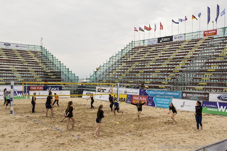 Pludmales volejbola treniņi Jūrmala Masters pludmales stadionā pulcē dažādas sagatavotības spēlētājus 149602
