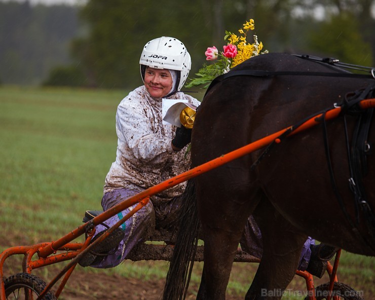 Rikšotāju sacīkstes Robežniekos pārbauda jaunzirgu izturību
Foto: Elvīra Škutāne 149633