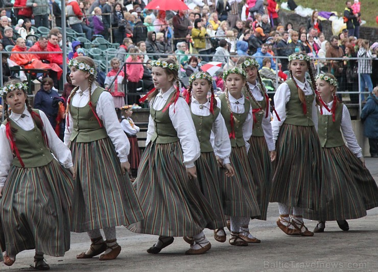 Skolu jaunatnes dziesmu svētku ieskaņas koncerts 23.05 skan Ogres estrādē 150025