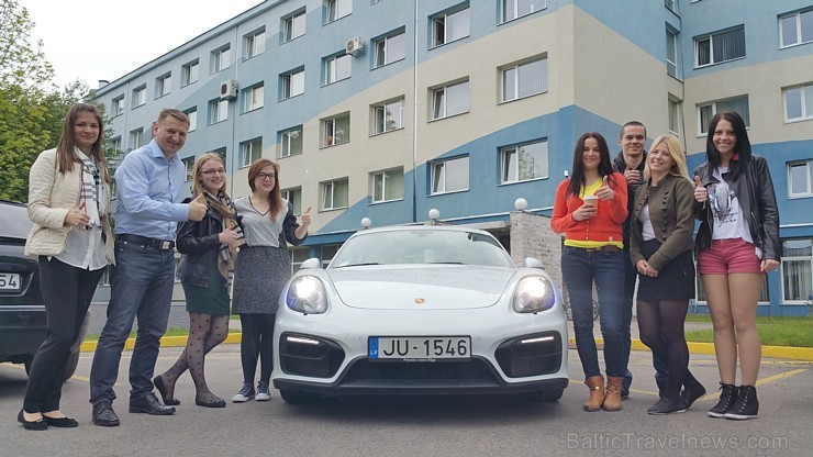 Travelnews.lv redakcija 29.05.2015 izbrauc nelielu Pierīgas maršrutu ar sportisko Porsche Cayman GTS no Porsche.lv 150298