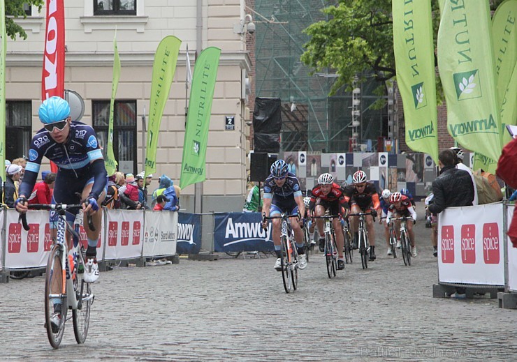 Galvaspilsētā tūkstošiem velosipēdistu dodas «Elkor Rīgas velomaratons 2015» distancē 150406