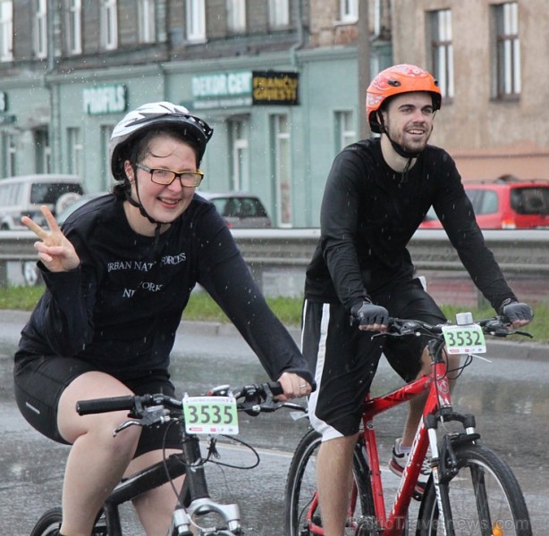 Galvaspilsētā tūkstošiem velosipēdistu dodas «Elkor Rīgas velomaratons 2015» distancē 150412