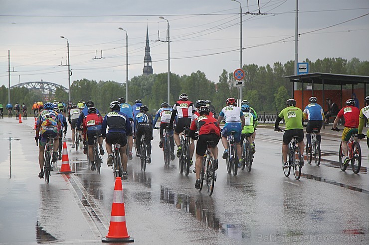 Galvaspilsētā tūkstošiem velosipēdistu dodas «Elkor Rīgas velomaratons 2015» distancē 150413