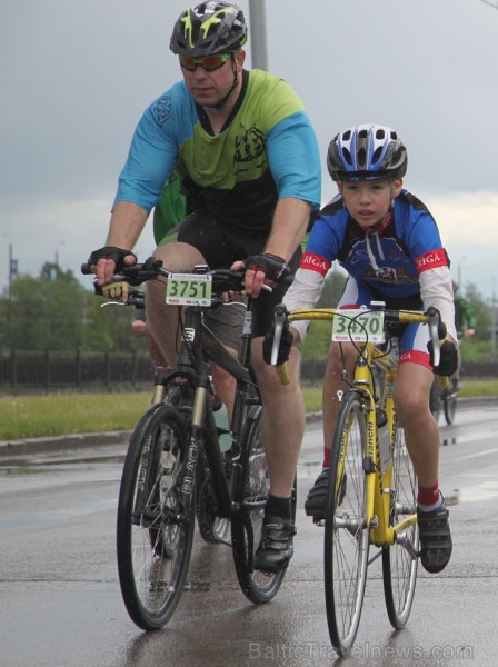 Galvaspilsētā tūkstošiem velosipēdistu dodas «Elkor Rīgas velomaratons 2015» distancē 150421