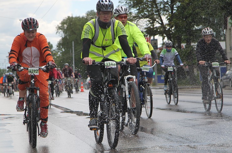 Galvaspilsētā tūkstošiem velosipēdistu dodas «Elkor Rīgas velomaratons 2015» distancē 150423