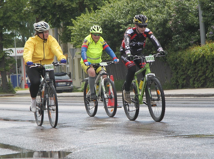 Galvaspilsētā tūkstošiem velosipēdistu dodas «Elkor Rīgas velomaratons 2015» distancē 150426