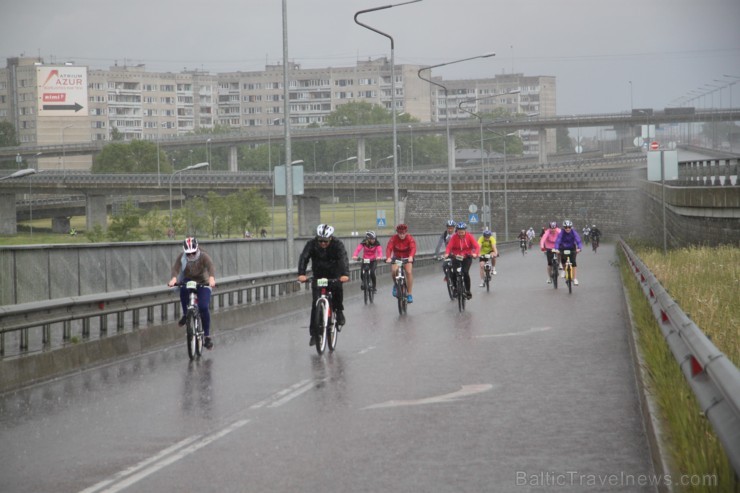 Galvaspilsētā tūkstošiem velosipēdistu dodas «Elkor Rīgas velomaratons 2015» distancē 150462