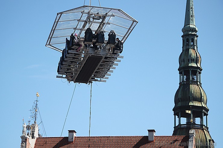 Travelnews.lv redakcija ar Rīgas viesnīcas Mercure Hotel Rīga atbalstu 2.06.2015 izbauda debesu restorānu «Dinner in the sky Riga» 150659