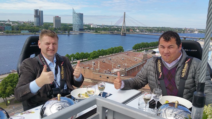 Travelnews.lv redakcija ar Rīgas viesnīcas Mercure Hotel Rīga atbalstu 2.06.2015 izbauda debesu restorānu «Dinner in the sky Riga» 150669