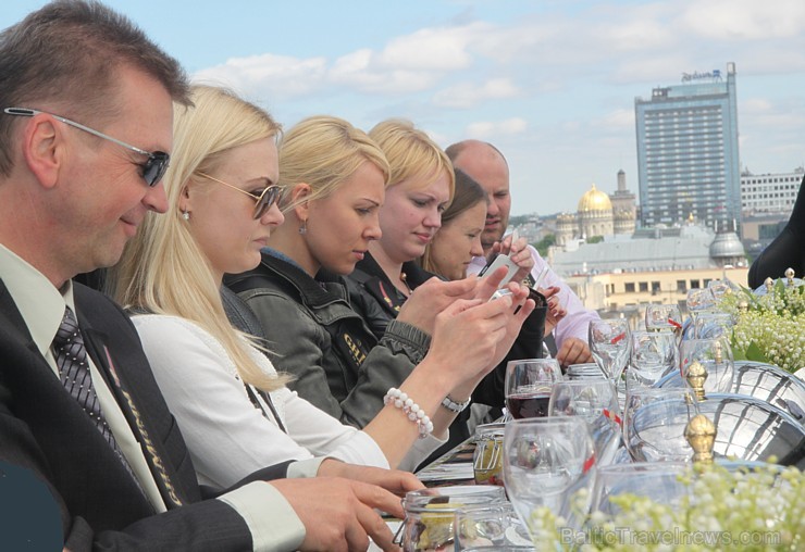 Travelnews.lv redakcija ar Rīgas viesnīcas Mercure Hotel Rīga atbalstu 2.06.2015 izbauda debesu restorānu «Dinner in the sky Riga» 150670