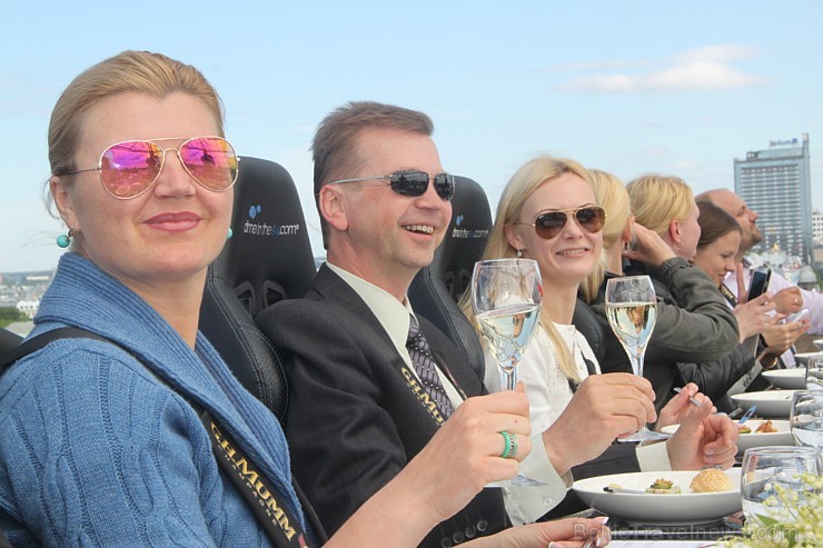 Travelnews.lv redakcija ar Rīgas viesnīcas Mercure Hotel Rīga atbalstu 2.06.2015 izbauda debesu restorānu «Dinner in the sky Riga» 150672