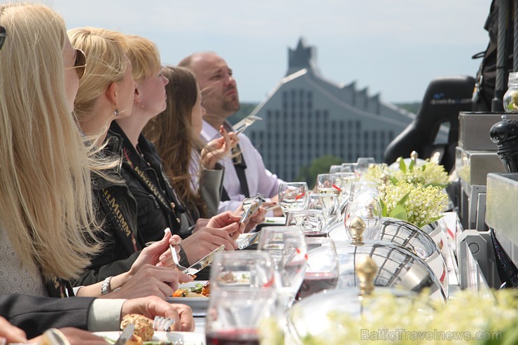 Travelnews.lv redakcija ar Rīgas viesnīcas Mercure Hotel Rīga atbalstu 2.06.2015 izbauda debesu restorānu «Dinner in the sky Riga» 150676