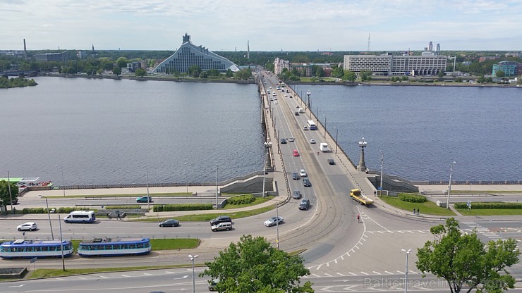 Travelnews.lv redakcija ar Rīgas viesnīcas Mercure Hotel Rīga atbalstu 2.06.2015 izbauda debesu restorānu «Dinner in the sky Riga» 150682