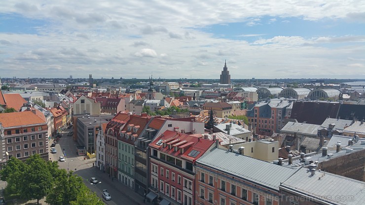 Travelnews.lv redakcija ar Rīgas viesnīcas Mercure Hotel Rīga atbalstu 2.06.2015 izbauda debesu restorānu «Dinner in the sky Riga» 150683