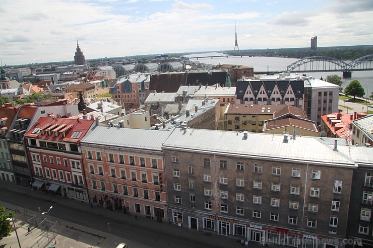 Travelnews.lv redakcija ar Rīgas viesnīcas Mercure Hotel Rīga atbalstu 2.06.2015 izbauda debesu restorānu «Dinner in the sky Riga» 150687