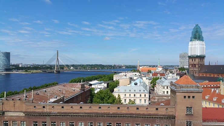 Travelnews.lv redakcija ar Rīgas viesnīcas Mercure Hotel Rīga atbalstu 2.06.2015 izbauda debesu restorānu «Dinner in the sky Riga» 150688