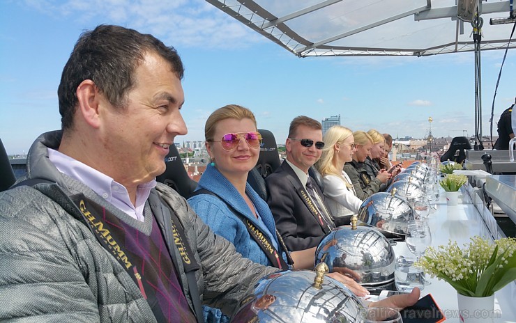 Travelnews.lv redakcija ar Rīgas viesnīcas Mercure Hotel Rīga atbalstu 2.06.2015 izbauda debesu restorānu «Dinner in the sky Riga» 150691