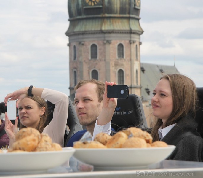 Travelnews.lv redakcija ar Rīgas viesnīcas Mercure Hotel Rīga atbalstu 2.06.2015 izbauda debesu restorānu «Dinner in the sky Riga» 150692