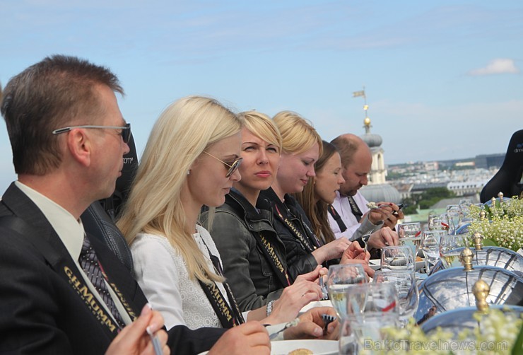 Travelnews.lv redakcija ar Rīgas viesnīcas Mercure Hotel Rīga atbalstu 2.06.2015 izbauda debesu restorānu «Dinner in the sky Riga» 150698