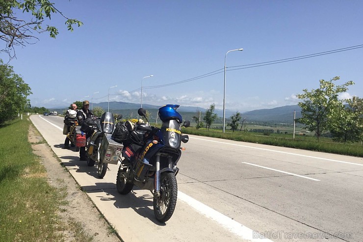 Latviešu motobraucēji ceļā uz Omalo pāreju Gruzijā 150764