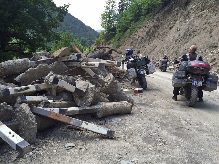 Latviešu motobraucēji ceļā uz Omalo pāreju Gruzijā 150770