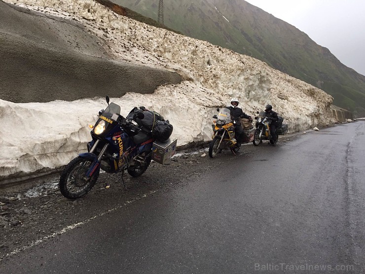 Latviešu motobraucēji ceļā uz Omalo pāreju Gruzijā 150776