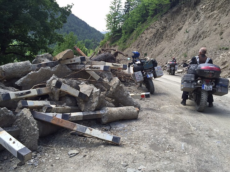 Latviešu motobraucēji ceļā uz Omalo pāreju Gruzijā 150803