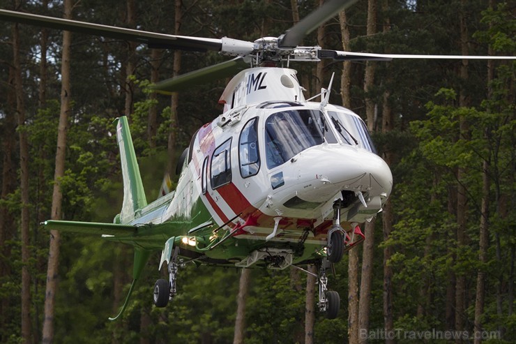 Medicīniskās evakuācijas vingrinājumā uz Rīgu transportē lielu skaitu cietušo karavīru 151216