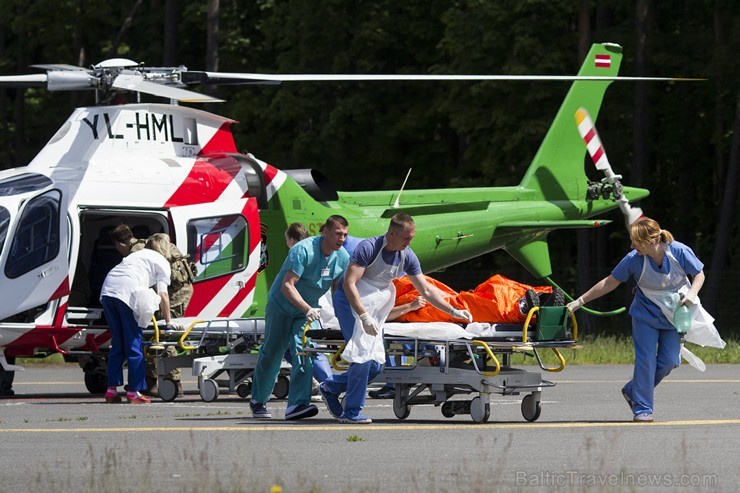 Medicīniskās evakuācijas vingrinājumā uz Rīgu transportē lielu skaitu cietušo karavīru 151217