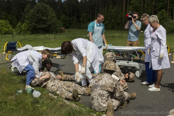 Medicīniskās evakuācijas vingrinājumā uz Rīgu transportē lielu skaitu cietušo karavīru 151231