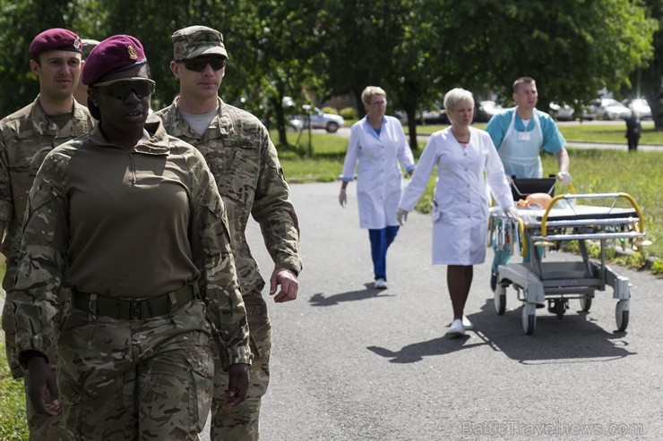 Medicīniskās evakuācijas vingrinājumā uz Rīgu transportē lielu skaitu cietušo karavīru 151233