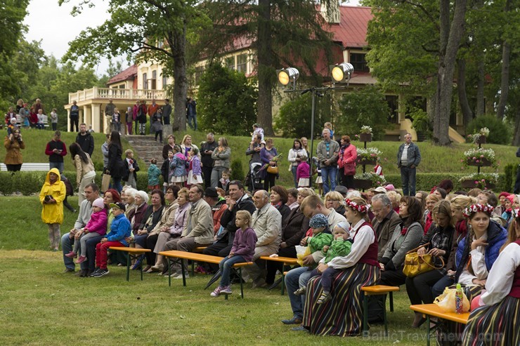 Dikļu pils dārzā ar dziesmām, dejām, rotaļām un Jāņu ugunskuru atklāj Kocēnu novada svētkus 151847