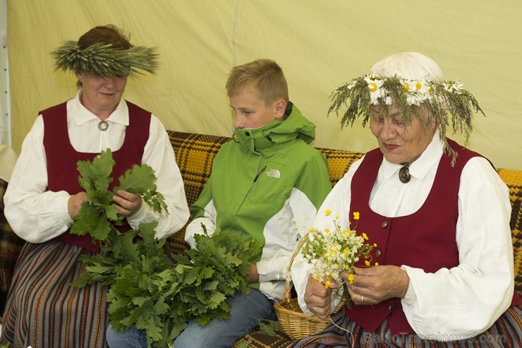 Dikļu pils dārzā ar dziesmām, dejām, rotaļām un Jāņu ugunskuru atklāj Kocēnu novada svētkus 151876