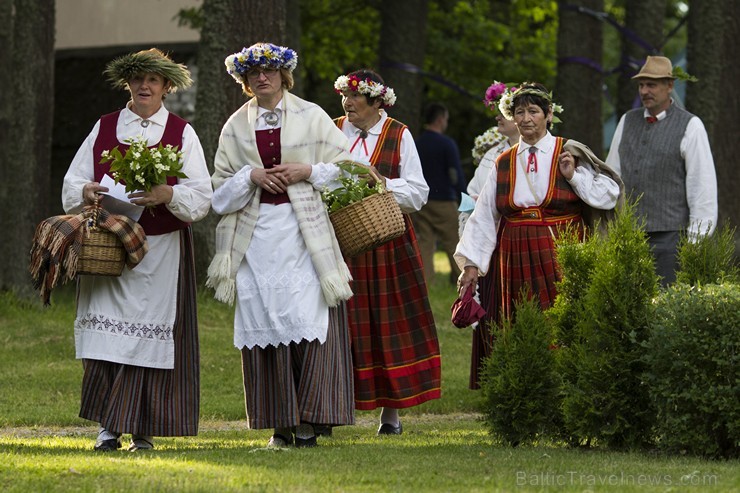 Dikļu pils dārzā ar dziesmām, dejām, rotaļām un Jāņu ugunskuru atklāj Kocēnu novada svētkus 151889