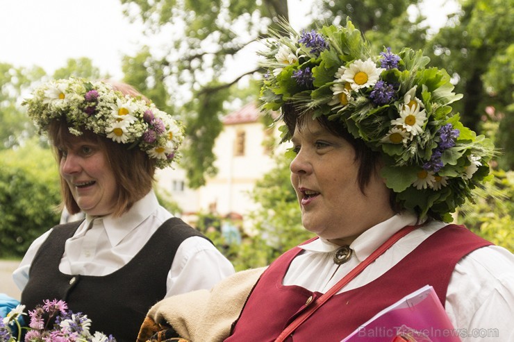 Zāļu, ziedu un ozollapu vainagi to nesētājiem veselību un spēku, savukārt vainagu uzlikšana citiem ir labestības,sirsnības un draudzības izpausme 152005