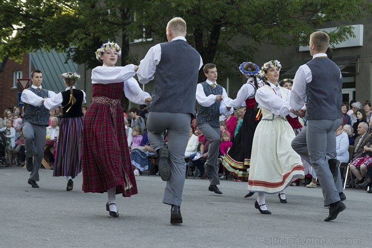 «Cik gan tālu Jāņu diena?» - svētku ielīgošana Limbažos 152083