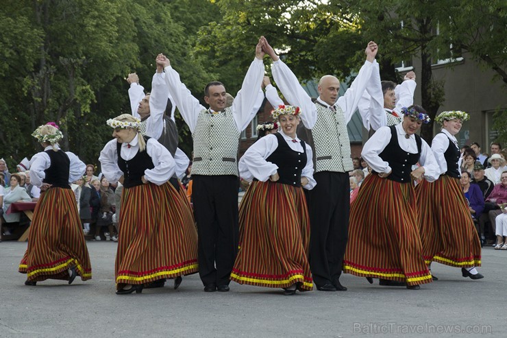 «Cik gan tālu Jāņu diena?» - svētku ielīgošana Limbažos 152085