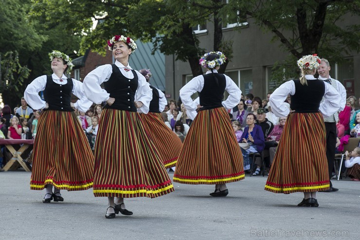 «Cik gan tālu Jāņu diena?» - svētku ielīgošana Limbažos 152086