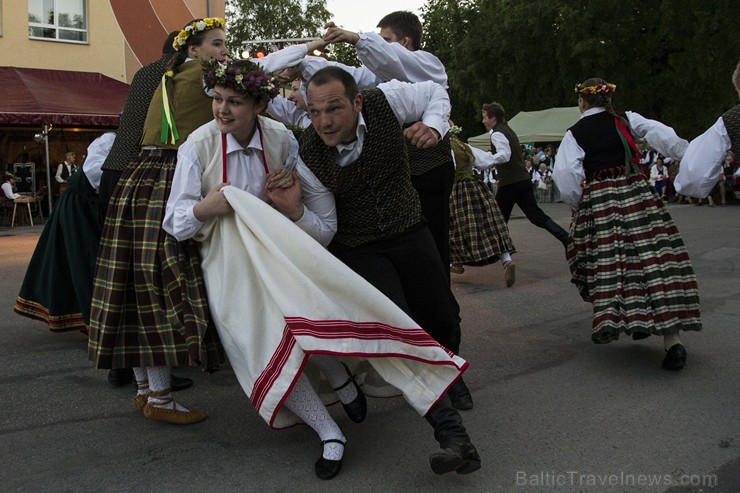 «Cik gan tālu Jāņu diena?» - svētku ielīgošana Limbažos 152106