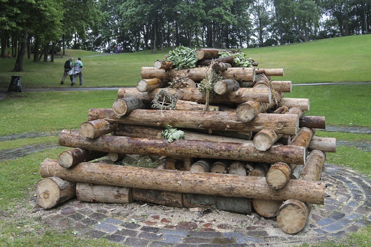 Jāņu nakts svinības Dzegužkalnā pulcē tradicionālās Jāņu svinēšanas piekritējus 152309