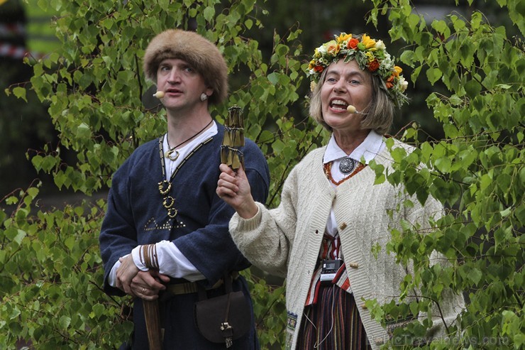 Jāņu nakts svinības Dzegužkalnā pulcē tradicionālās Jāņu svinēšanas piekritējus 152312