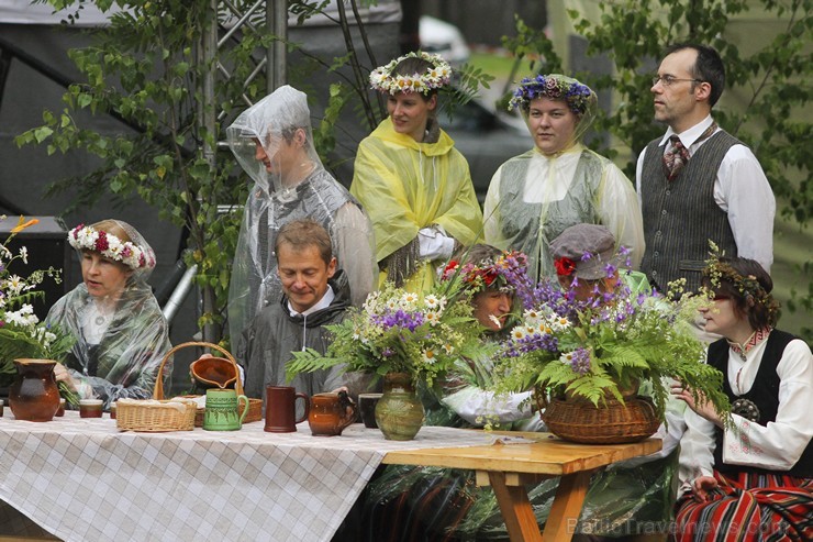 Jāņu nakts svinības Dzegužkalnā pulcē tradicionālās Jāņu svinēšanas piekritējus 152313