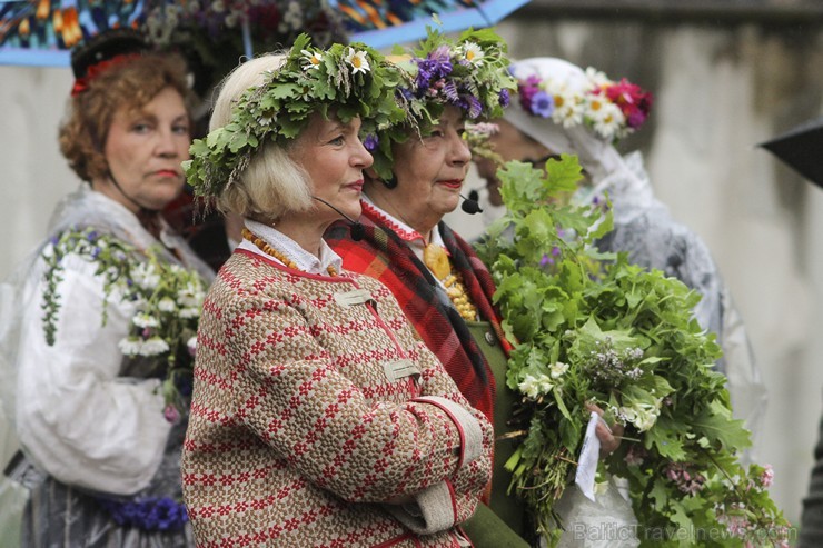 Jāņu nakts svinības Dzegužkalnā pulcē tradicionālās Jāņu svinēšanas piekritējus 152314