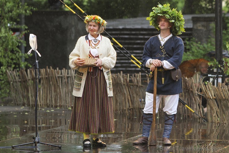 Jāņu nakts svinības Dzegužkalnā pulcē tradicionālās Jāņu svinēšanas piekritējus 152316