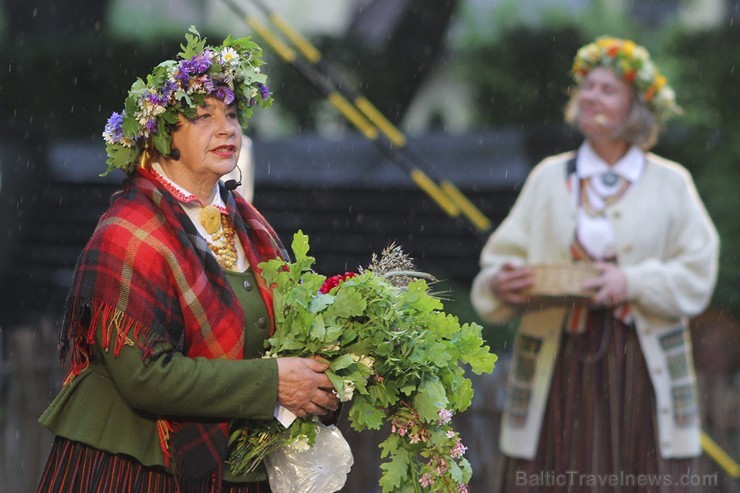 Jāņu nakts svinības Dzegužkalnā pulcē tradicionālās Jāņu svinēšanas piekritējus 152317