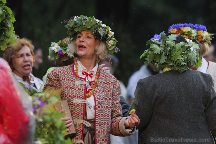 Jāņu nakts svinības Dzegužkalnā pulcē tradicionālās Jāņu svinēšanas piekritējus 152319