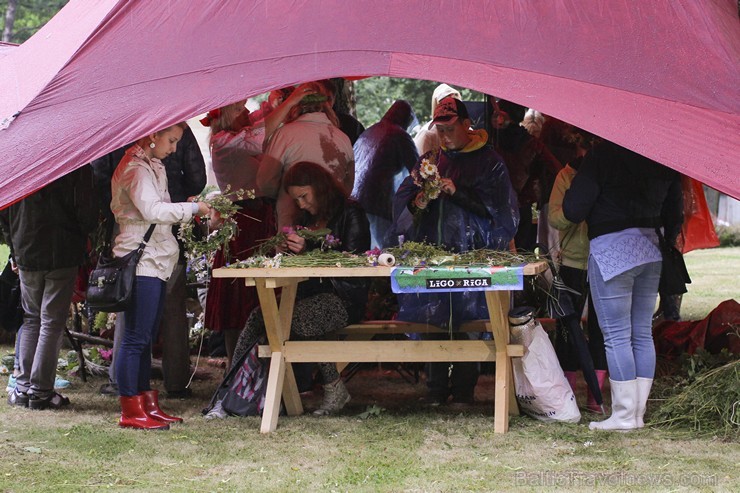 Jāņu nakts svinības Dzegužkalnā pulcē tradicionālās Jāņu svinēšanas piekritējus 152322