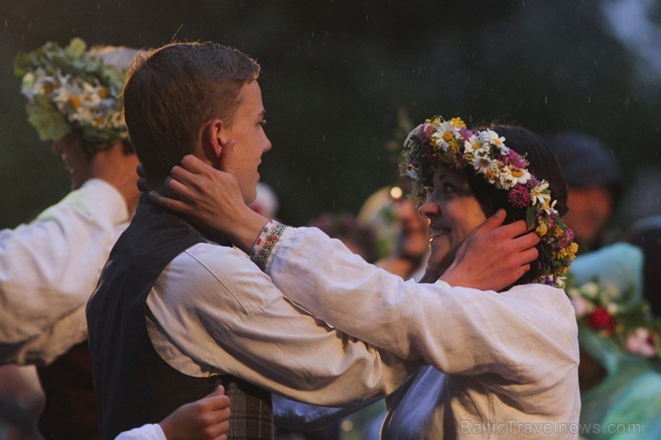 Jāņu nakts svinības Dzegužkalnā pulcē tradicionālās Jāņu svinēšanas piekritējus 152324