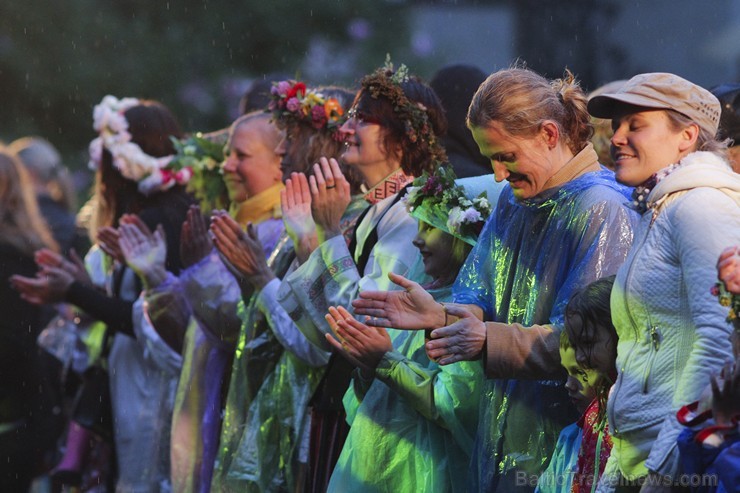 Jāņu nakts svinības Dzegužkalnā pulcē tradicionālās Jāņu svinēšanas piekritējus 152326